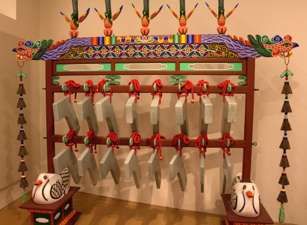 2560px-Korean_Gong_chimes,_Musical_Instrument_Museum,_Phoenix,_Arizona